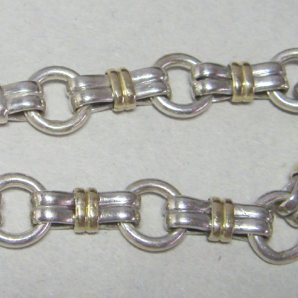 (n1079)Silver choker with chains made of links and circles.